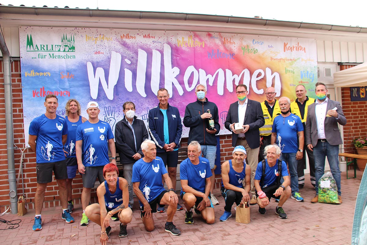 Gruppenfoto: Läufer des Friedenslauf, Olympiasieger Dr. Thomas Lange, Franck Schröder, Jan Lindenau, Marli GmbH Geschäftführer Kai Noetzelmann