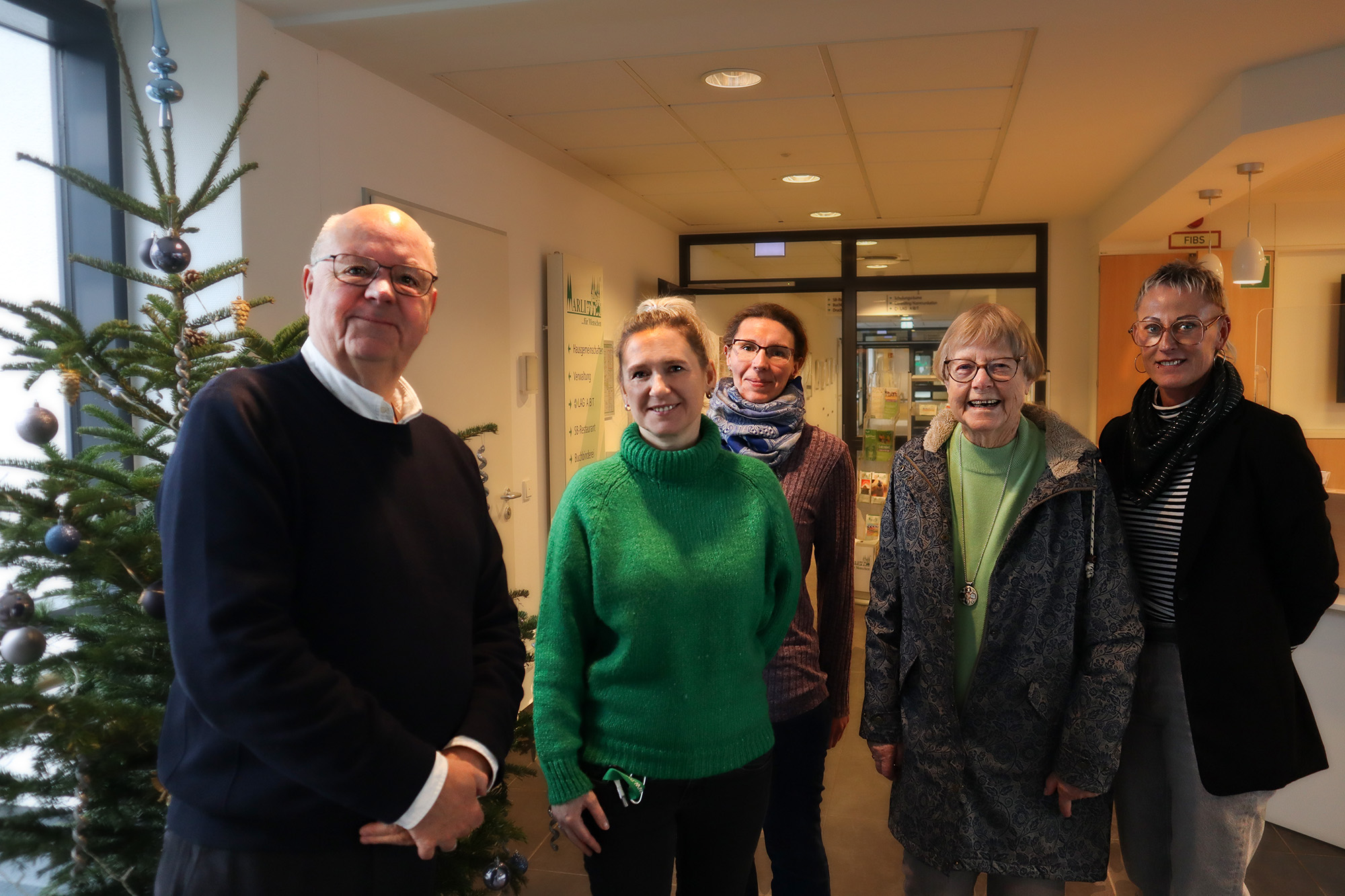 v. l. n. r. Axel Bülow (Vorstand Rose-Stiftung), Dajana Branke (Einrichtungsleitung Marli Pflege), Jessica Friedrich (Leitung Controlling/Fördermittel Unternehmensgruppe Marli), Karin Ploen-Rose (Vorstand Rose Stiftung) und Sandra Spiecker (Prokuristin Unternehmensgruppe Marli)