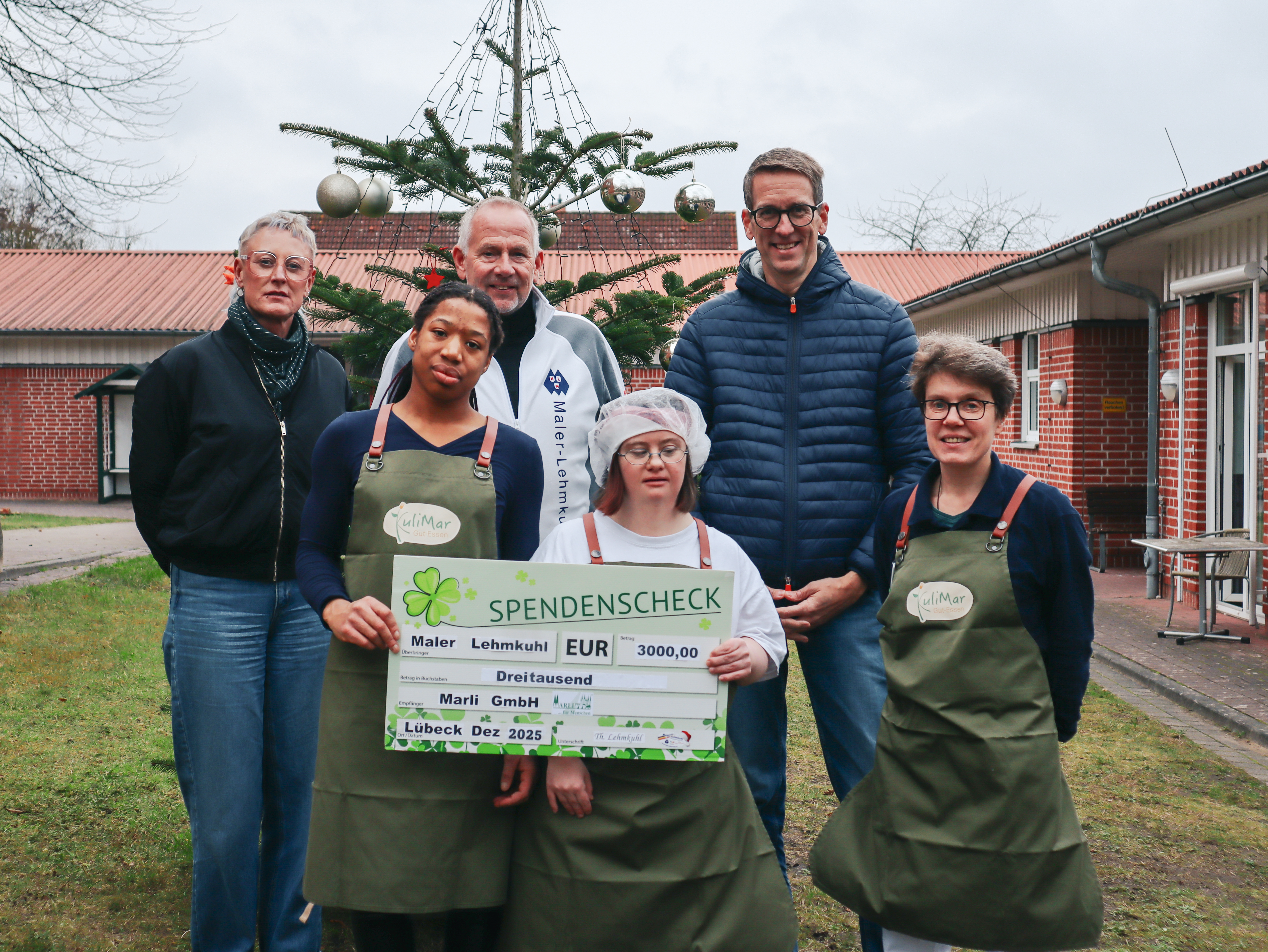 Hintere Reihe v. l. n. r.: Sandra Spiecker (Prokuristin Marli GmbH), Thomas Lehmkuhl (Inhaber Malerfachbetrieb Lehmkuhl), Mirco Jacobs (Leiter Produktion WfbM Marli GmbH) Vordere Reihe v. l. n. r. Mitarbeitende des Gastronomiebereichs KuliMar der Marli GmbH: Celena Grube, Alix Kempe, Gabriele Martens