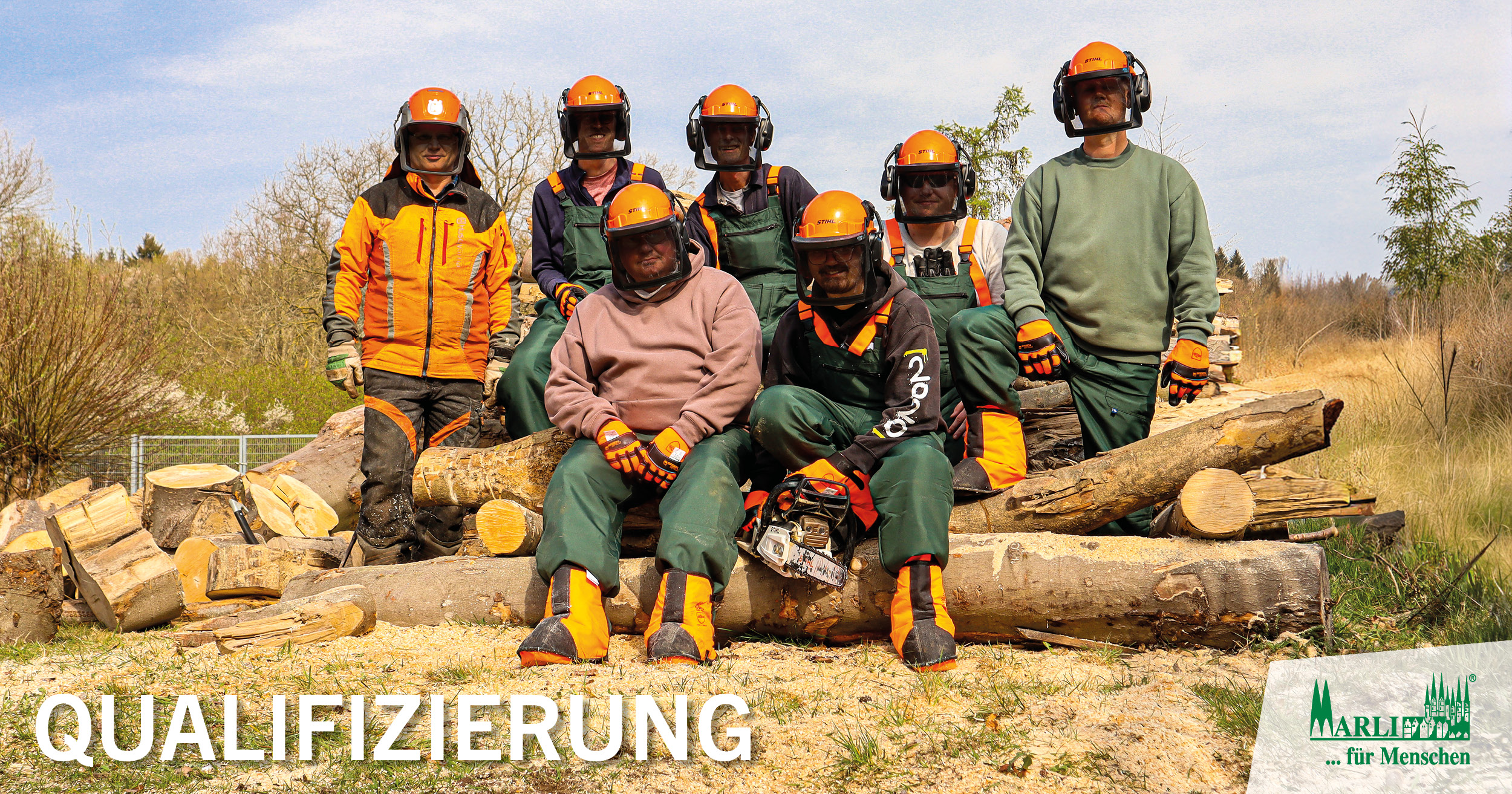 Gruppe vom Motorsägenschein in voller Montur